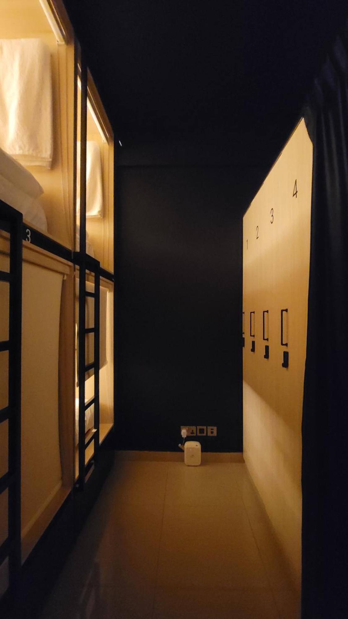 Westay Capsule Hostel Dubai Exterior foto
